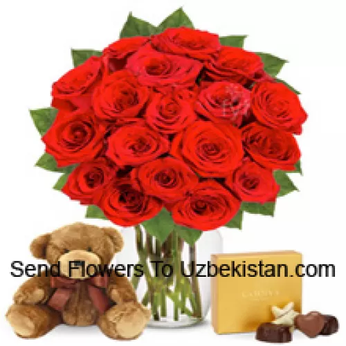 11 rosas rojas con algunos helechos en un jarrón de cristal acompañadas de una caja de chocolates importados y un lindo oso de peluche marrón de 12 pulgadas de altura