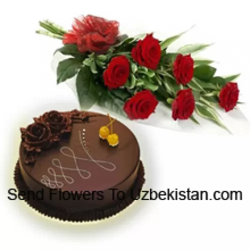 Un hermoso ramo de 7 rosas rojas junto con 1 lb (1/2 Kg) de pastel de chocolate