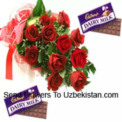 Mazzo di 11 rose rosse con riempitivi stagionali insieme a cioccolatini assortiti Cadbury