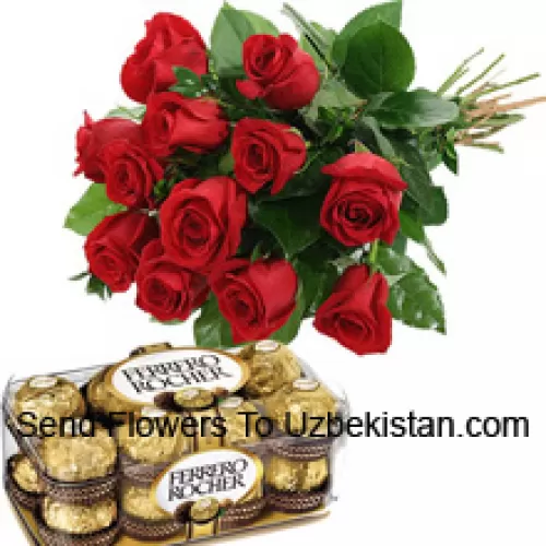 Um buquê de 11 rosas vermelhas com complementos sazonais acompanhado por uma caixa com 16 unidades de Ferrero Rocher.