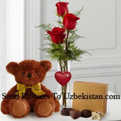 Tres rosas rojas con algunas helechos en un jarrón, un lindo oso de peluche marrón de 10 pulgadas y una caja de chocolates Godiva. (Nos reservamos el derecho de sustituir los chocolates Godiva por chocolates de igual valor en caso de no estar disponibles. Stock limitado)