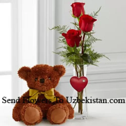 Drei rote Rosen in einer roten Reagenzglasvase und ein süßer brauner 10 Zoll Teddybär (Wir behalten uns das Recht vor, die Vase bei Nichtverfügbarkeit zu ersetzen. Begrenzter Vorrat)