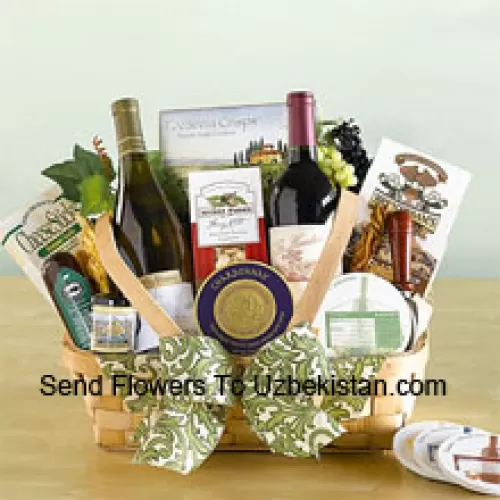 Deze Kerstcadeaumand bevat twee Californische rode wijnen, kaas, knapperige crackers, pistachenoten, noten, salami, chocoladekoekjes, een mini mosterd uit Napa Valley en een set onderzetters, samen met een kaasspreider om te bewaren. (Inhoud van de mand inclusief wijn kan variëren per seizoen en bezorglocatie. In geval van onbeschikbaarheid van een bepaald product zullen we dit vervangen door een product van gelijke of hogere waarde)