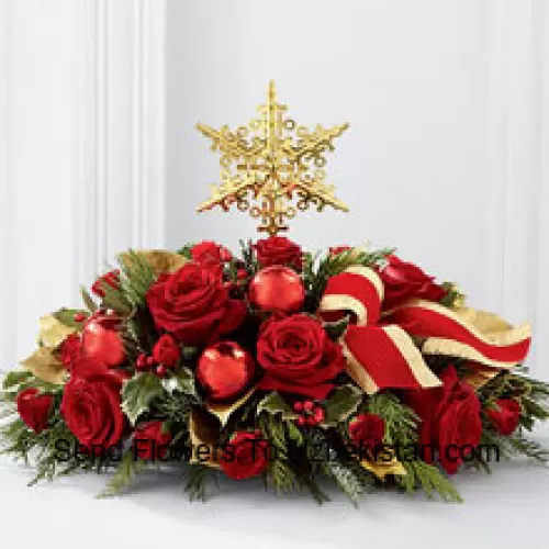 Een grootse en elegante manier om de schoonheid van hun feestdagen te vergroten. Rijke rode rozen en sprayrozen zijn gearrangeerd met gevarieerd kerstgroen, bonte hulst, glanzende rode kerstballen en een goudgerande rode lint, allemaal om een gouden metalen boomtopper in de vorm van een ster te creëren, om een uniek en verfijnd feestelijk middelpunt te vormen. (Let op: wij behouden het recht om elk product te vervangen door een geschikt product van gelijke waarde in geval van niet-beschikbaarheid van een bepaald product)