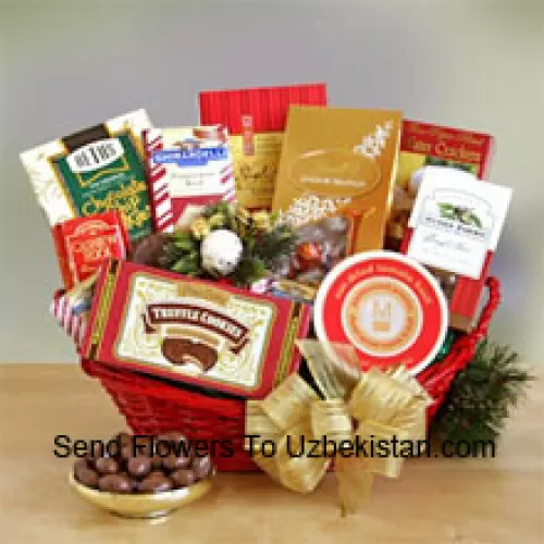 Jeder auf Ihrer Geschenkliste wird in diesem Jahr unseren Gourmet-Sampler-Geschenkkorb zu schätzen wissen, ob es sich um Familie, Freunde oder Geschäftspartner handelt, die Sie zufriedenstellen müssen. Unser hübscher roter ovaler Korb ist mit einer großen Schleife und festlichem Grün geschmückt, um eine tolle Präsentation zu bieten. Im Inneren gibt es viele Gründe zum Lächeln, während sie die herzhafte und süße Auswahl probieren: Crackers, Käse, Cashew Roca, Trüffelkekse, Mokka-Mandeln, Schokoladenkekse, Lindt-Trüffel, Ghirardelli-Mandel-Schokoladenriegel und englische Teekekse. (Bitte beachten Sie, dass wir uns das Recht vorbehalten, jedes Produkt durch ein geeignetes Produkt von gleichem Wert zu ersetzen, falls ein bestimmtes Produkt nicht verfügbar ist)