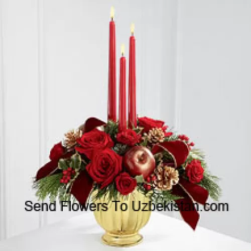 A grandiosidade e a rica beleza da temporada de Natal são destacadas com cada flor carmesim. Rosas vermelhas brilhantes e rosas spray são arranjadas em um recipiente dourado de designer entre azevinho variegado e diversas folhagens festivas. Acentuado com maçãs artificiais, pinhas douradas e fita bordô com bordas douradas, este lindo arranjo de centro exibe três velas vermelhas para criar a atmosfera perfeita para a celebração do feriado deles. (Por favor, note que reservamos o direito de substituir qualquer produto por um produto adequado de valor igual em caso deindisponibilidade de algum produto)